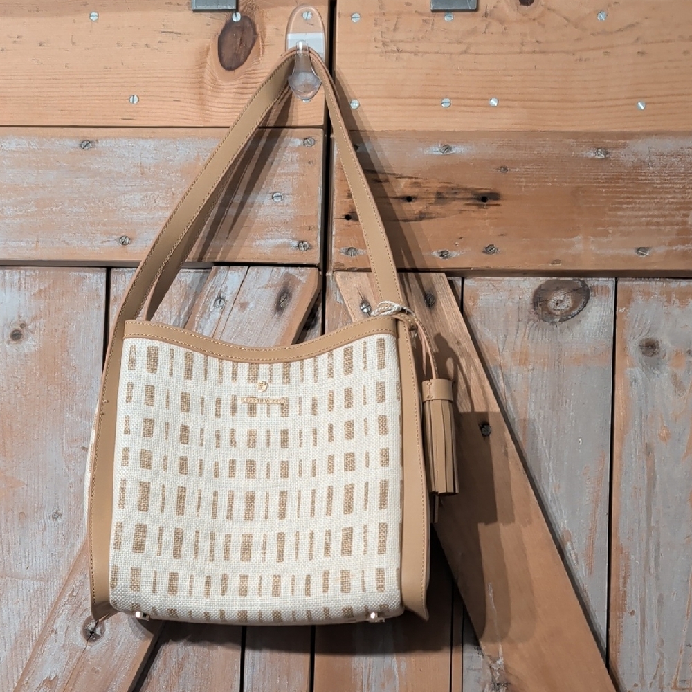 NWT.      GORGEOUS SPARTINA SPRING HANDBAG !